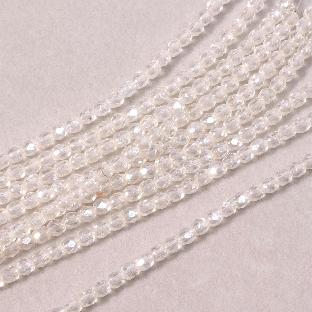 Fil de perles de Bohème rondes facettées 4 mm crème transparent