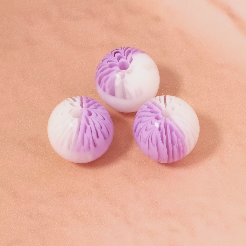 2 Perles rondes 18mm en acrylique violet blanc opaque