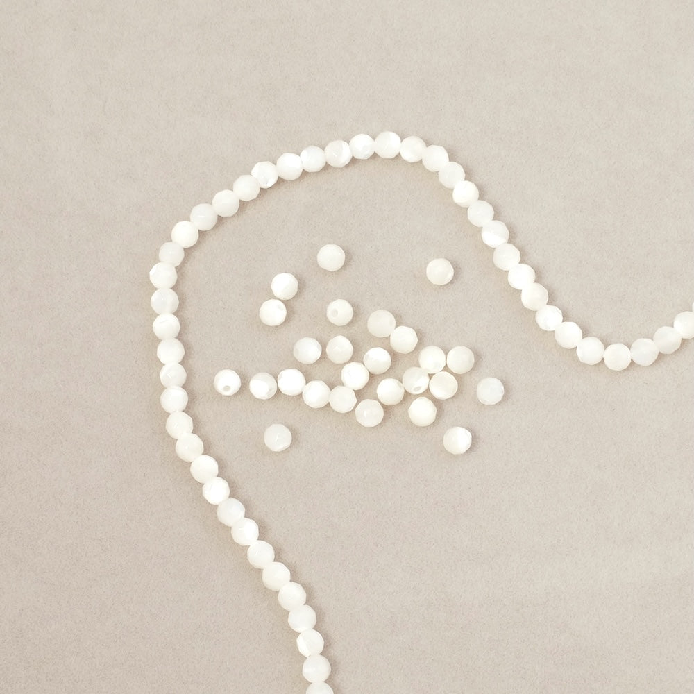 Fil de perles 3mm facettées en Nacre naturelle blanche