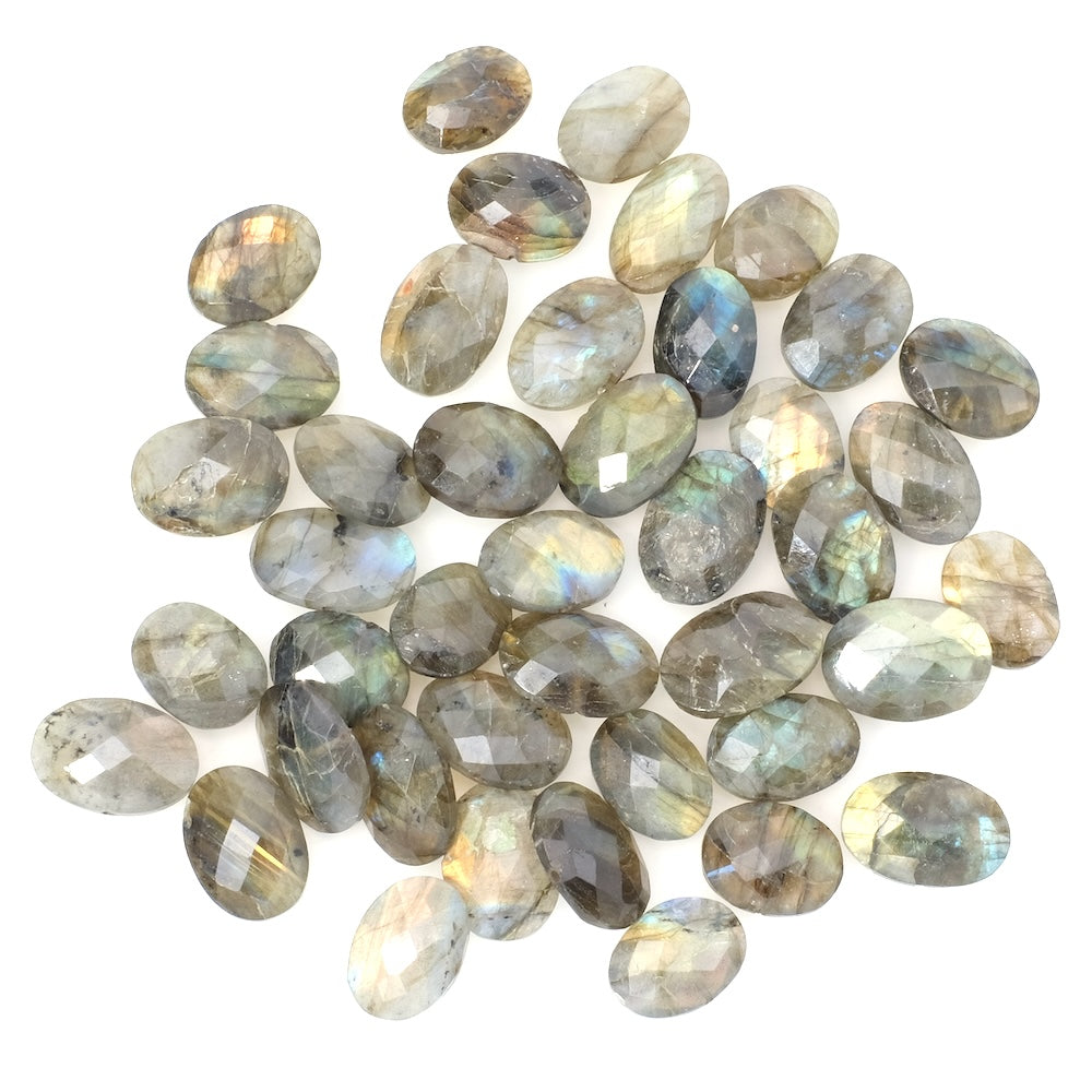 Perle en pierre naturelle facettée ovale en Labradorite