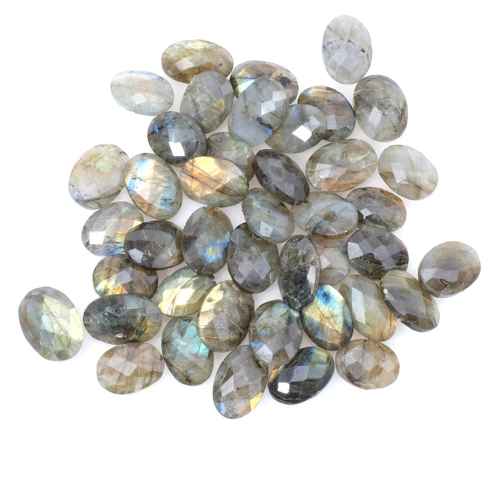 Perle en pierre naturelle facettée ovale en Labradorite