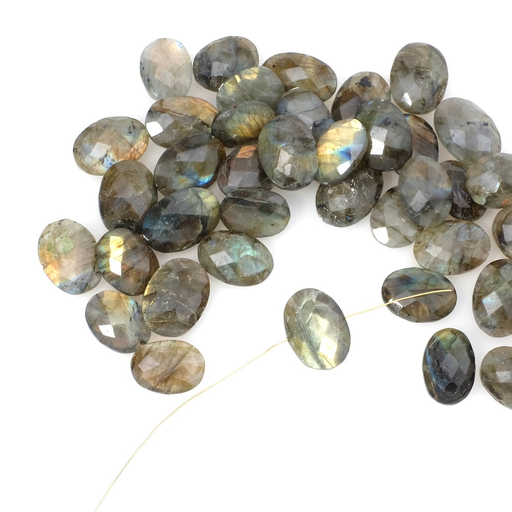 Perle en pierre naturelle facettée ovale en Labradorite