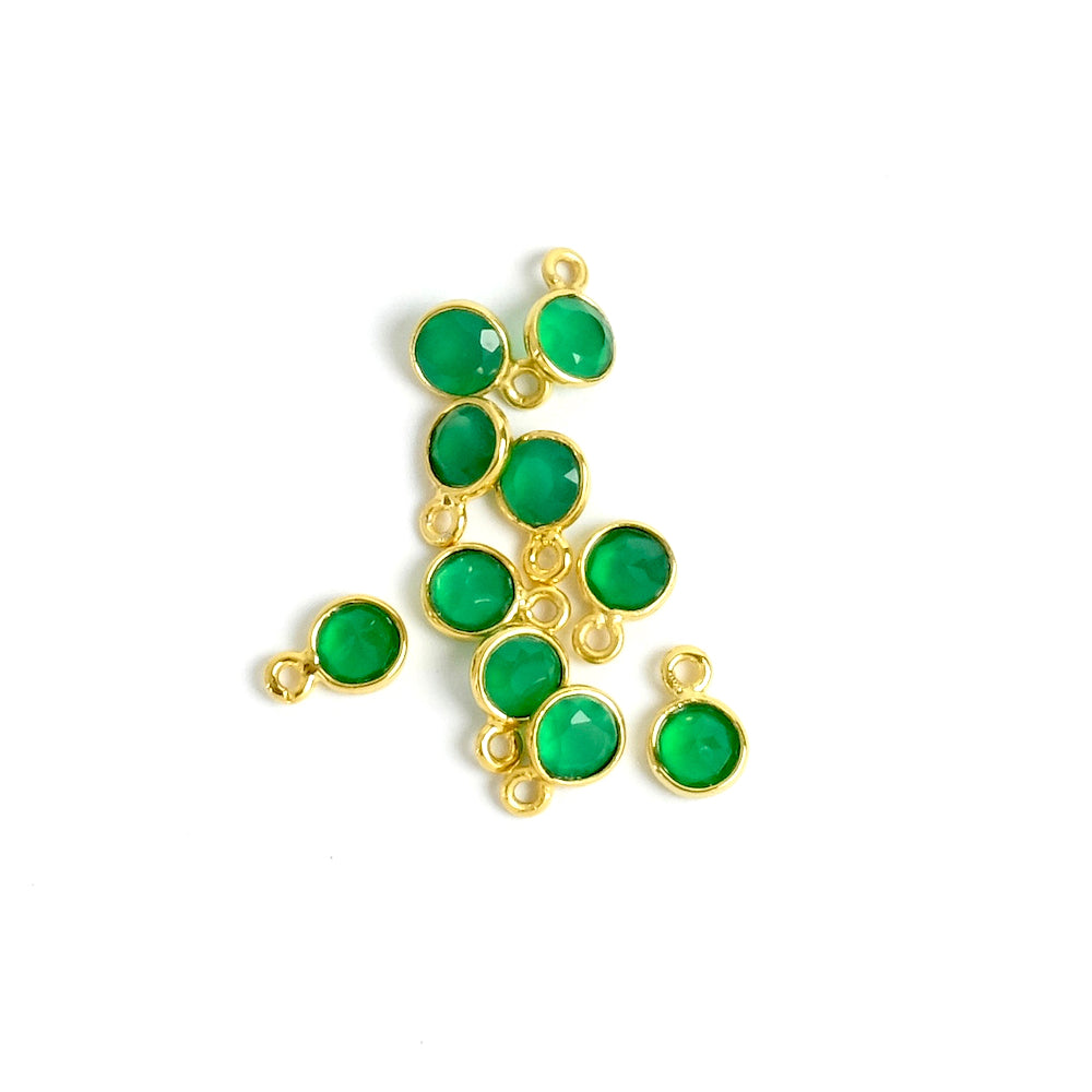 Pendentif sertis 4mm Onyx vert en laiton Doré à l'or fin 24K