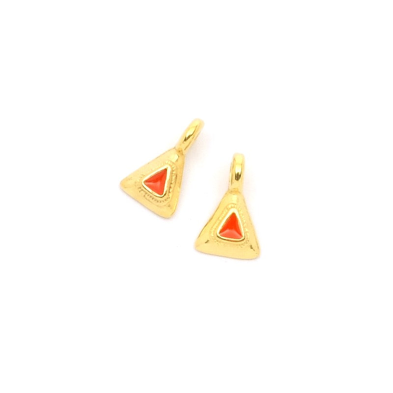 2 petits Pendentifs triangle ethnique émaillé orange doré 24K