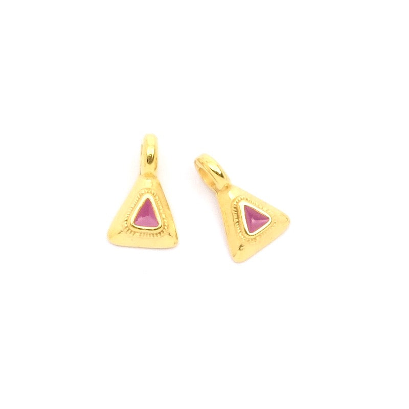 2 petits Pendentifs triangle ethnique émaillé magenta doré 24K