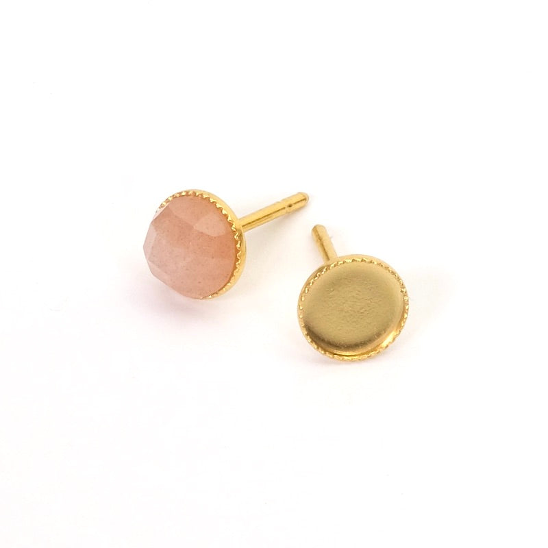 Boucles d&#39;oreilles clous pour cab 6mm en Laiton doré à l&#39;or fin 24K, la paire