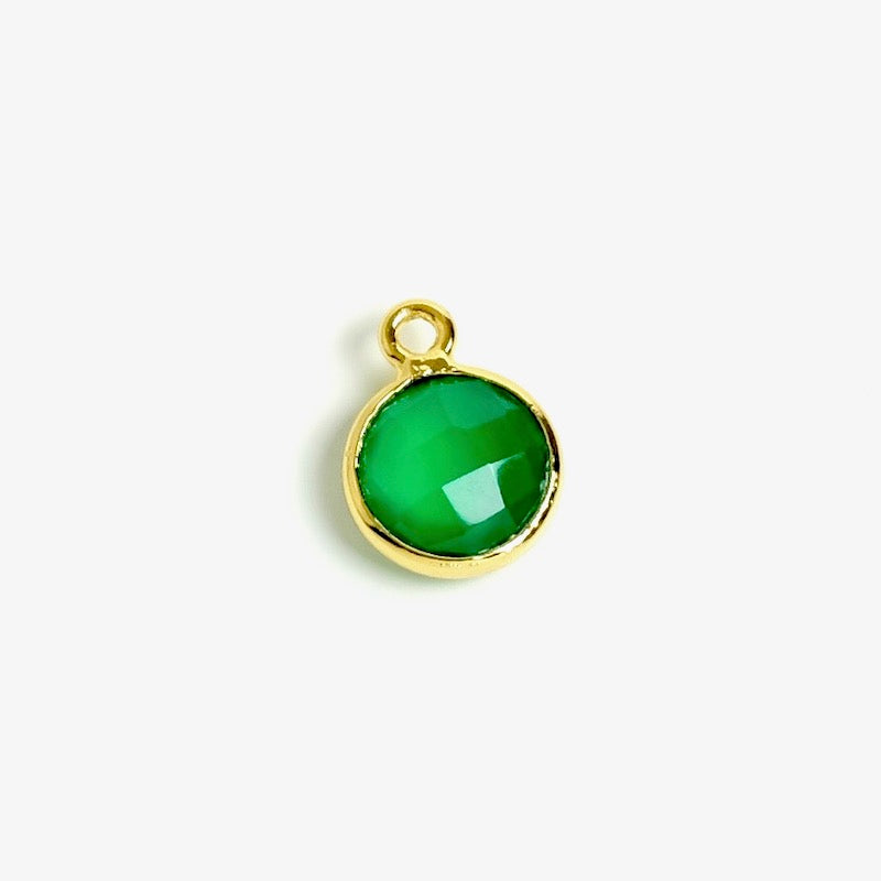 Pendentif sertis rond 8mm d&#39;Onyx vert en laiton Doré à l&#39;or fin 24K