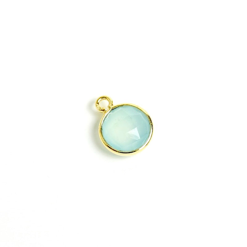 Pendentif sertis rond 8mm de Calcédoine Aqua en laiton Doré à l'or fin 24K (POS)