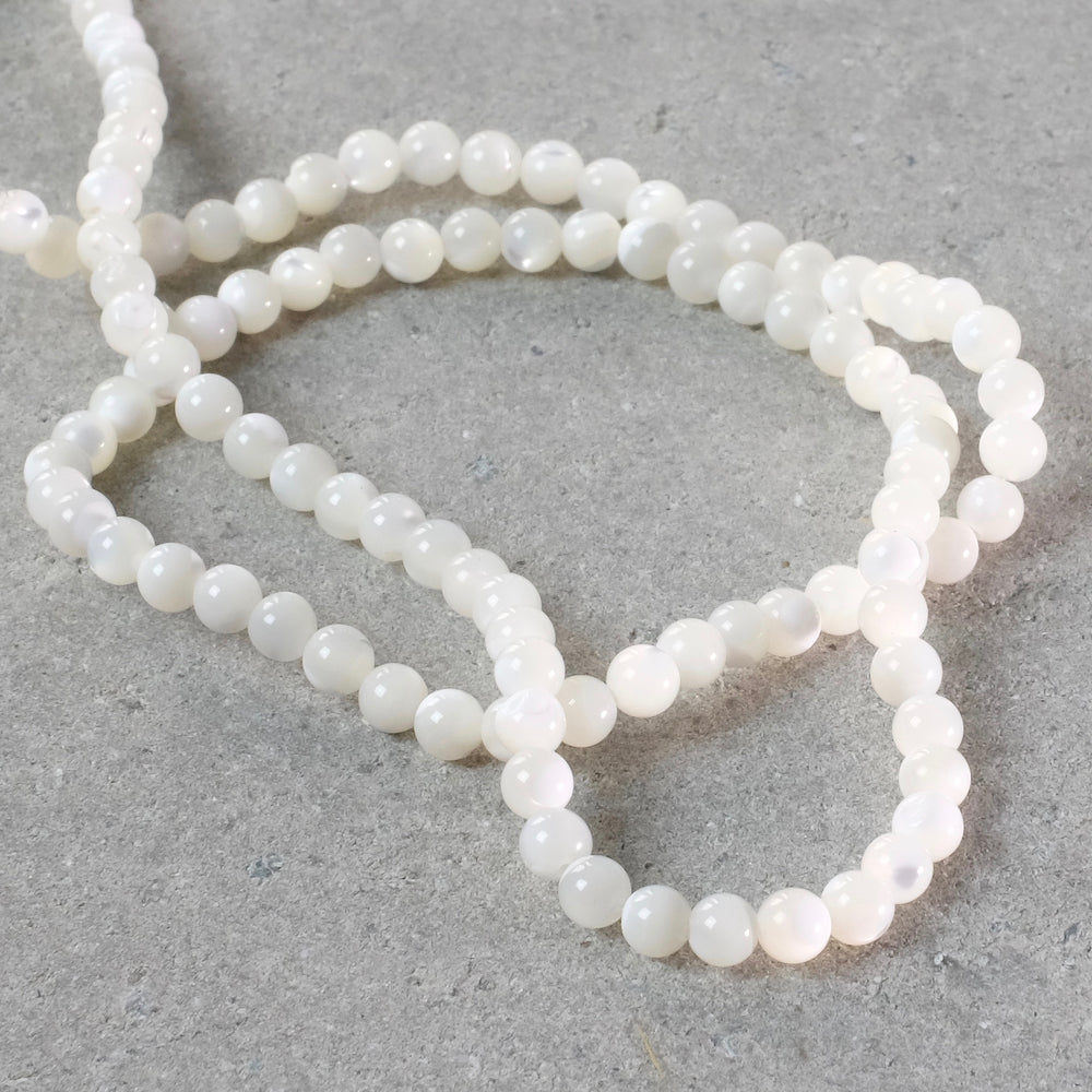 Fil de 100 perles 4mm de Nacre blanche